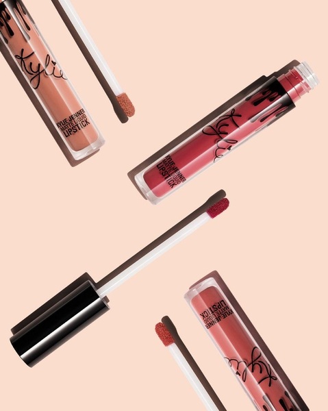 liquid lipstick, matte lipstick, lip makeup, lip color, cosmetic wand, bestseller push, minimalist, flat lay, calm, fresh, pastel, neutral