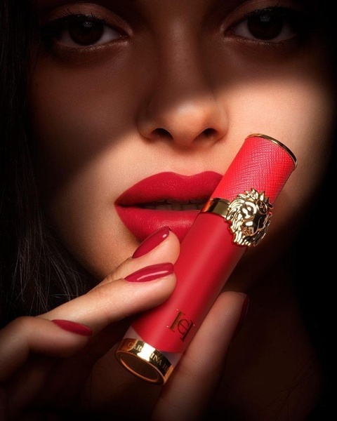 lipstick, matte lipstick, red lipstick, liquid lipstick, cosmetic tube, brand awareness, editorial, lifestyle, luxurious, bold, red, black, gold