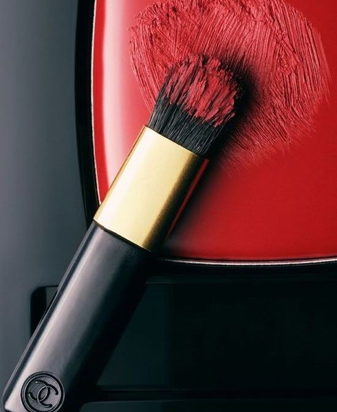 makeup brush, cosmetic brush, lip brush, makeup applicator, beauty tool, bestseller push, minimalist, editorial, luxurious, bold, red, black, gold