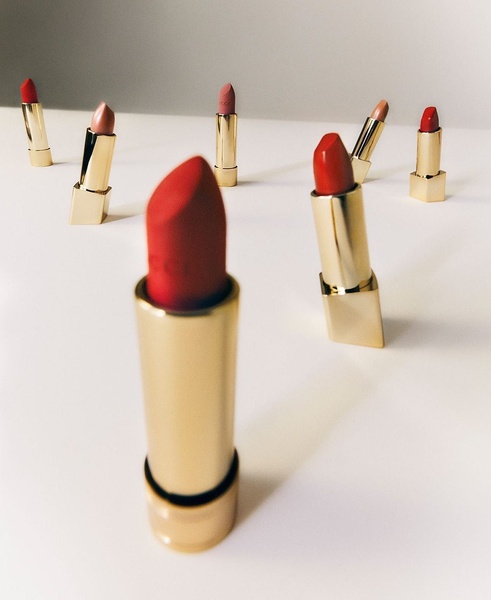 lipstick, makeup, matte lipstick, lipstick tube, cosmetics, bestseller push, minimalist, luxurious, calm, neutral, gold, red
