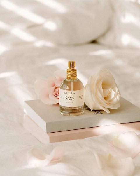 perfume, eau de parfum, fragrance, scent, cologne, bestseller push, lifestyle, minimalist, calm, luxurious, neutral, pastel, pink