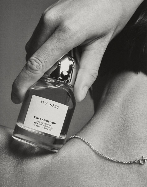 perfume, eau de parfum, fragrance, scent, cologne, brand awareness, editorial, lifestyle, luxurious, calm, neutral
