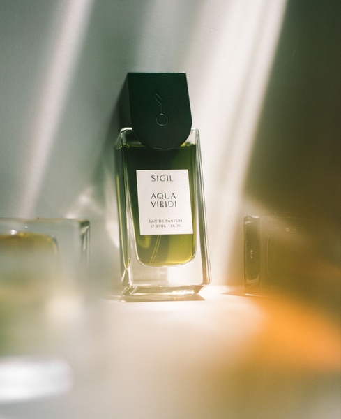 perfume, eau de parfum, fragrance, cologne, scent, bestseller push, minimalist, editorial, calm, luxurious, neutral, green
