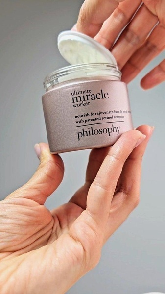 face cream, moisturizer, retinol cream, skincare, anti aging cream, bestseller push, lifestyle, calm, trustworthy, neutral, pink