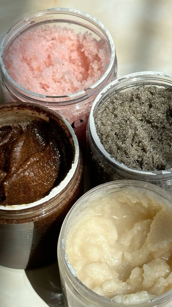 body scrub, exfoliating scrub, sugar scrub, skin exfoliant, skincare products, product demo, flat lay, calm, fresh, neutral, brown, pink