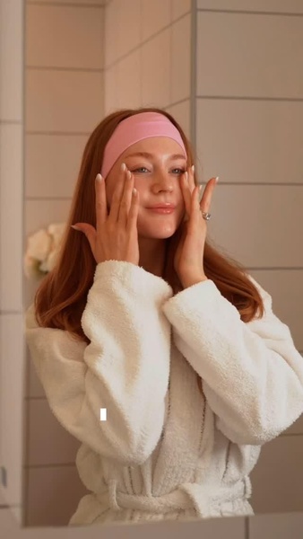 spa headband, makeup headband, hair band, skincare headband, cosmetic hair band, product demo, lifestyle, calm, fresh, neutral, pink