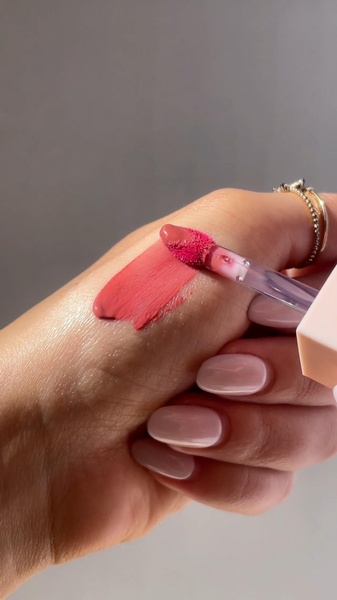 lip gloss, liquid lipstick, lip color, cosmetic applicator, makeup swatch, product demo, lifestyle, fresh, calm, neutral, pink