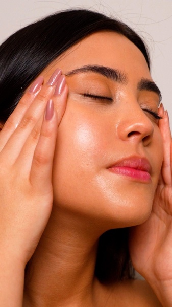 face serum, facial oil, moisturizing serum, skincare product, face moisturizer, product demo, lifestyle, calm, fresh, neutral, pink