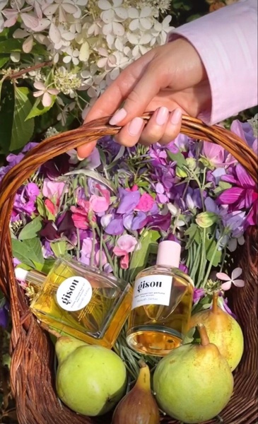 hair oil, hair perfume, beauty products, hair fragrance, hair care, product demo, lifestyle, fresh, calm, purple, pink, green