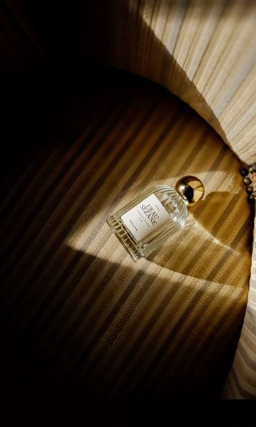 perfume, eau de toilette, fragrance, glass perfume bottle, scent, brand awareness, minimalist, editorial, luxurious, calm, neutral, gold